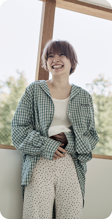 笑顔の窓際の女性